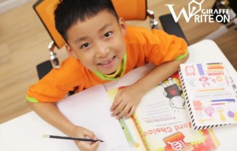 让孩子在上海长颈鹿美语学英文写